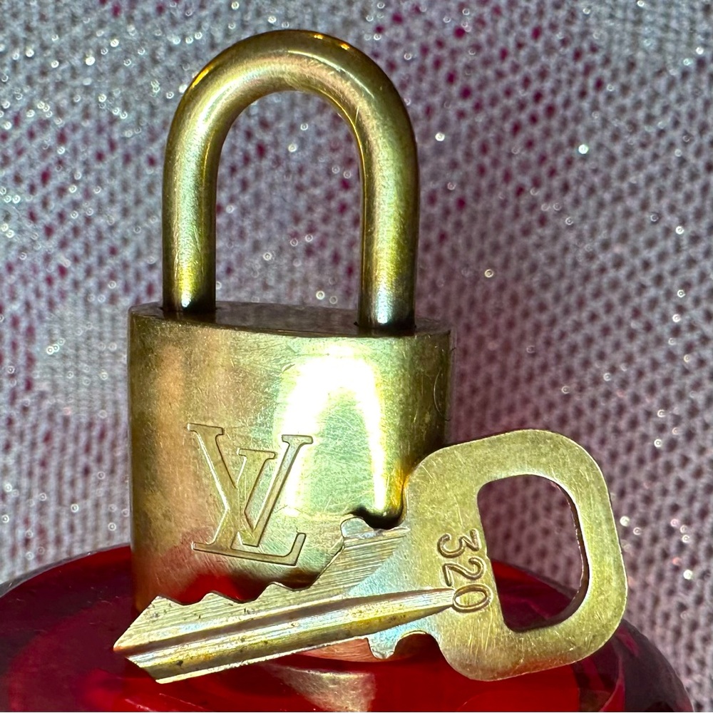 #320 Louis vuitton lock and key